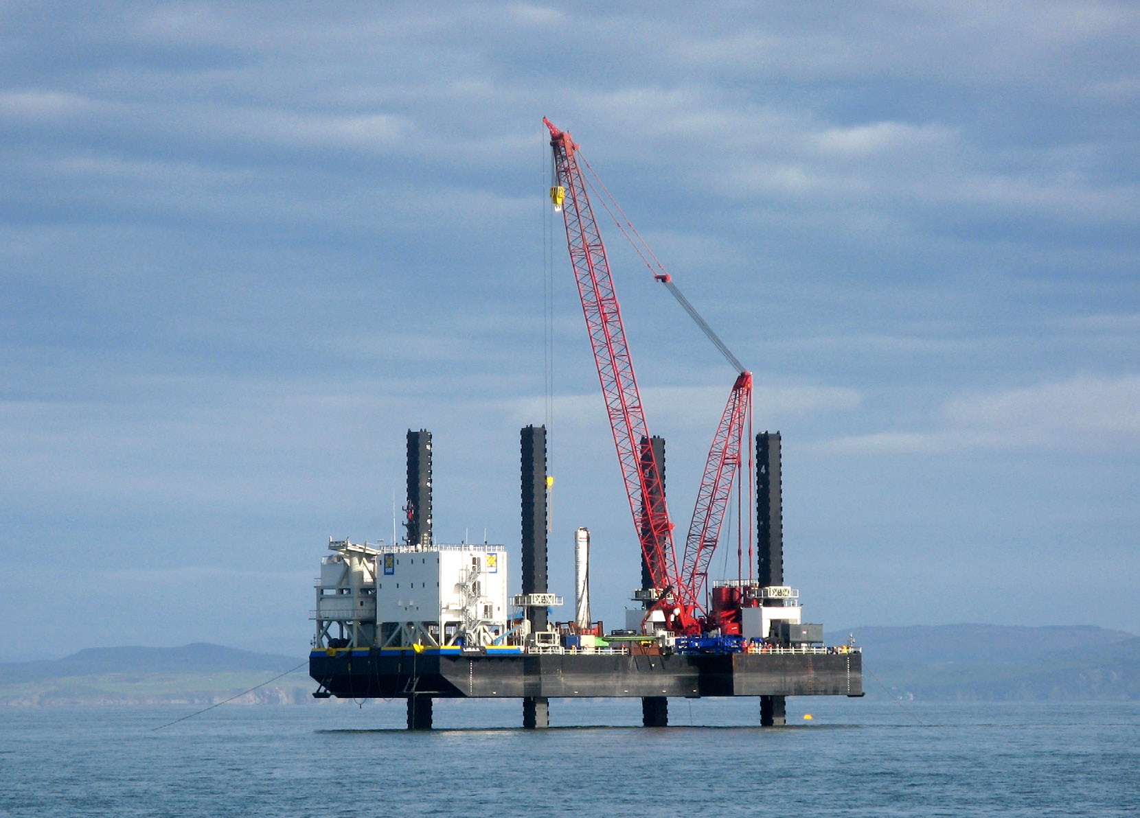 JACKUP BARGE ‘LISA A’ FOR SALE – 72.65 X 39.62M / 950TLC – 4 X 52M LEGS – MANITOWOC 888 RINGER CRANE